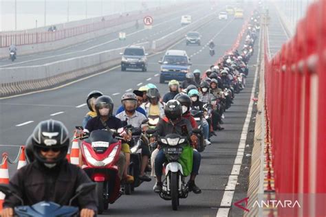 Suasana Mudik Jelang Hari Raya Idul Adha Di Jembatan Suramadu ANTARA News