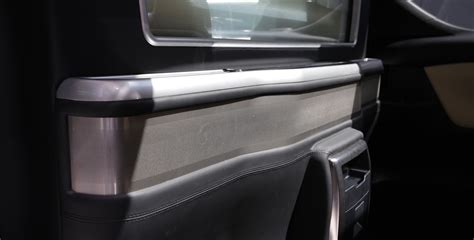 Toyota Alphard Modified Double Rail Partition Bar With 7-inch Smart Touch Screen Armrests And ...