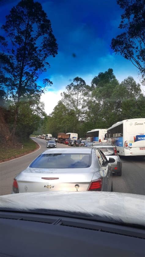 Itabirito Br Caminh O Tomba E Homem Fica Preso S Ferragens H