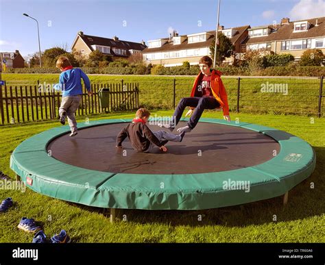 Enfants Sautant Sur Un Trampoline Banque De Photographies Et Dimages