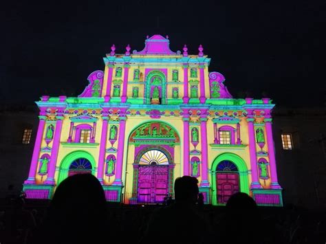 Monumentos históricos de La Antigua Guatemala se iluminaron con