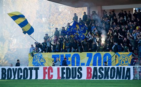 Football Quand Les Supporters Du Fc Sochaux Mettent Le Feu Au Stade Blum