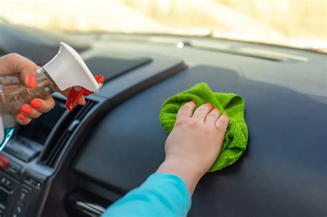 Astuces Pour Bien Nettoyer Les Plastiques De Sa Voiture Nettoyant