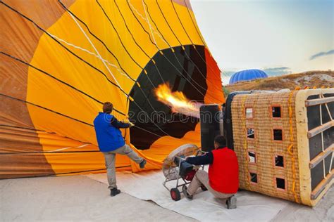 Globo Y Pilotos Del Aire Caliente En Cappadocia Turquía Foto de archivo