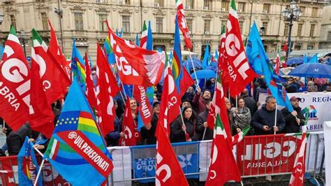 Catanzaro In Centinaia Alla Manifestazione Indetta Da Cgil E Uil