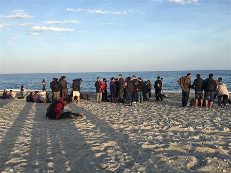 CAULONIA In Settanta Sbarcano Sulla Spiaggia FOTO Lente Locale