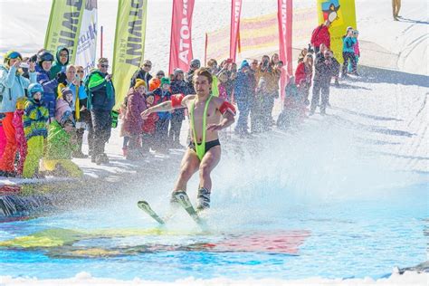 Krynica Zdr J Splash Show Na Stoku Przebrani Narciarze Zje D Ali Do