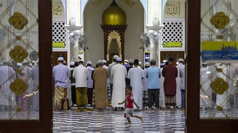 In Pictures Muslims Around The World Celebrate Eid Bbc News