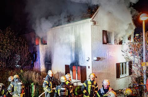 Vollbrand In Stuttgart Nord Fachwerkhaus Steht In Flammen Und Droht