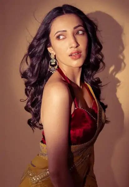 Neha Shetty Hot Pics And Photo In Saree