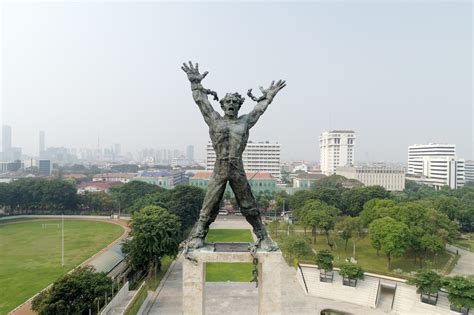 Monumen Pembebasan Irian Barat Poros Pameran Seni Rupa Koleksi