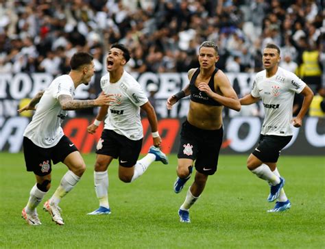 Corinthians Acerta Renova O Volante Eleito Craque Da Copinha