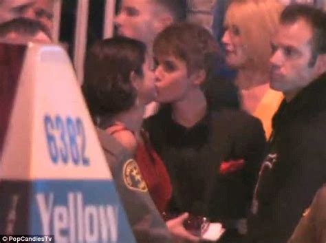 Oscars 2011 Justin Bieber And Selena Gomez Kiss At Vanity Fair Party