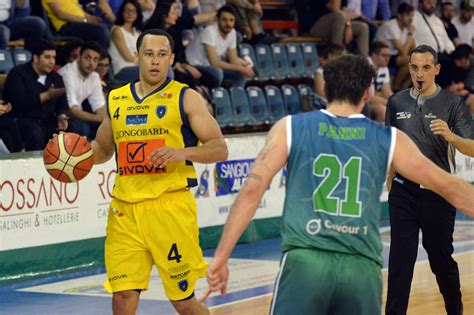 Basket A La Givova Scafati Sul Parquet Della Bondi Ferrara Per