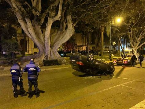 Reggio Calabria Terribile Incidente Auto Si Cappotta Sul Lungomare