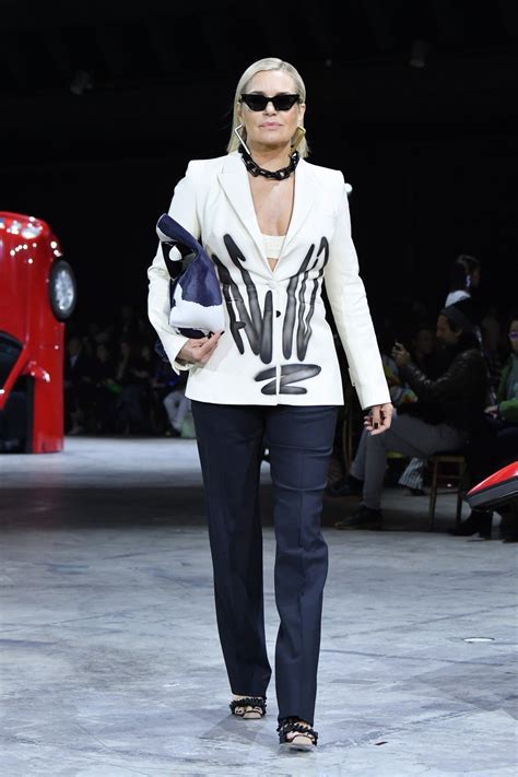 Yolanda Hadid Returns to Modeling Roots as She Walks in Fashion Show ...