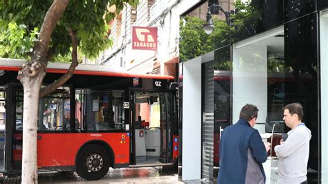 Susto en Conde Aranda en Zaragoza un autobús invade la acera y se