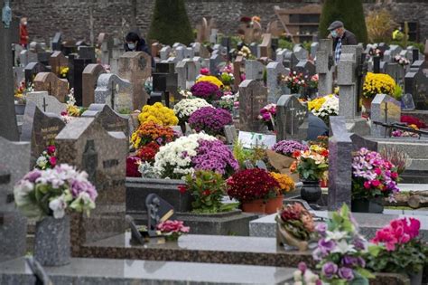 EN IMAGES À La Toussaint on fleurit aussi les tombes des Morts pour la