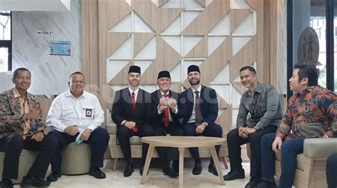 Di Bawah Gerimis Iwan Bule Pakaikan Jordi Amat Peci Jelang Sumpah Wni