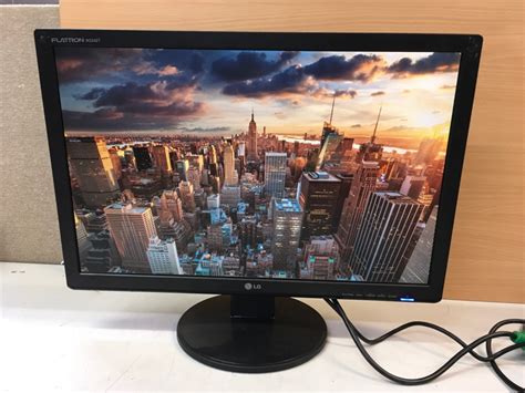 Monitor LG Flatron W2242T 22 Widescreen LCD Display Appears To Function