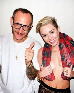 El Lavadero de las Muñecas MILEY SE DESNUDA PARA RICHARDSON