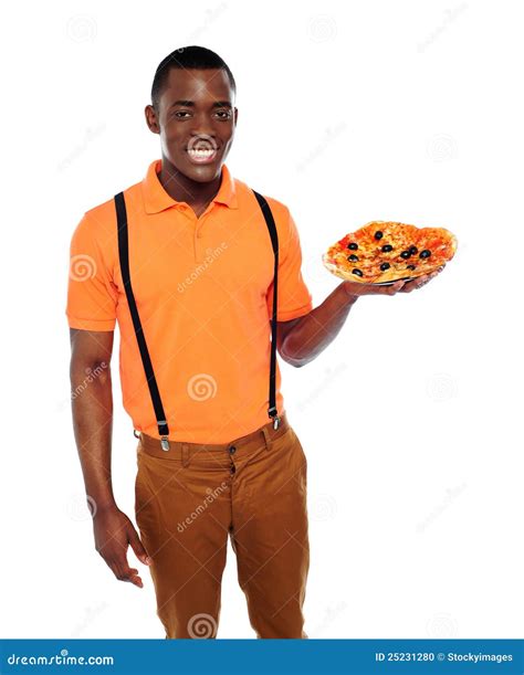 Pizza Consider Vel Da Terra Arrendada Do Homem Negro Foto De Stock