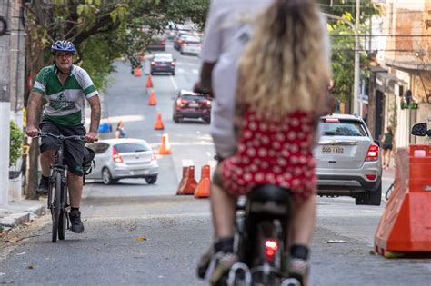 Ciclistas reclamam de ciclofaixas apagadas e sem sinalização em São