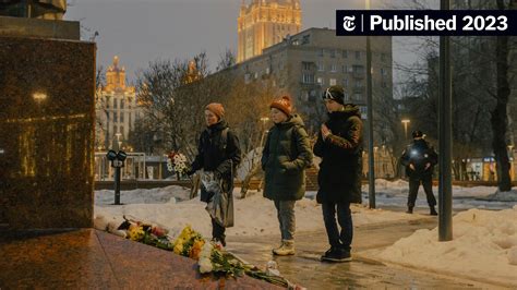 In Moscow A Quiet Antiwar Protest With Flowers And Plush Toys The New York Times