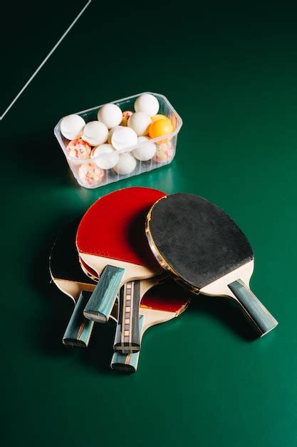 Foto De Estudio De Raquetas De Ping Pong Y Caja De Pelotas En La Mesa