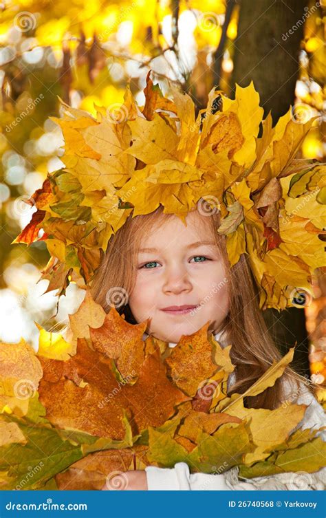 Leuk Glimlachend Meisje In Kroon Van Gele Bladeren Stock Foto Image