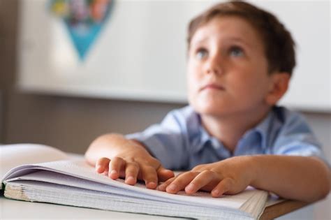 Ni O De Escuela Primaria Cauc Sico Sentado Con Las Manos En Braille En