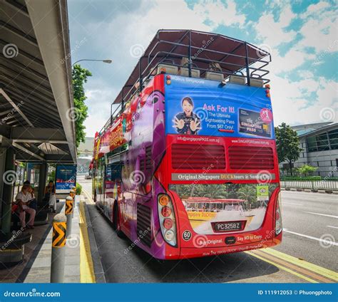 Bus Sulla Via A Singapore Fotografia Stock Editoriale Immagine Di