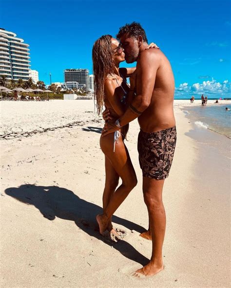 Liliana Aguiar explode Internet fotos em biquíni reduzido Hot mami