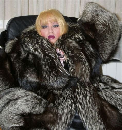 Pin By Furnatic On Furs Gurls 1 Fur Coats Women Fabulous Furs Fur Fashion