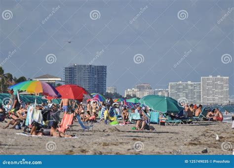 Miami Beach Busy Summer, Miami, Fl Editorial Image - Image of atlantic ...