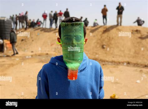 Khan Younis Gaza Strip Palestinian Territory 6th Apr 2018 A Palestinian Boy Uses Bottles To