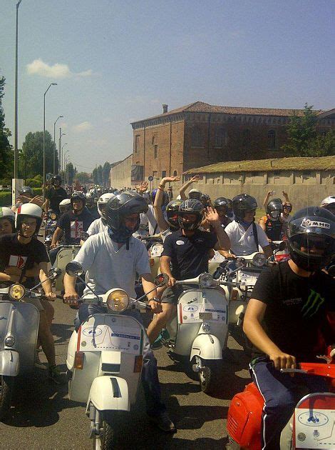 Trenta Vespa Da Pontedera A Mantova Per Il Raduno Internazionale