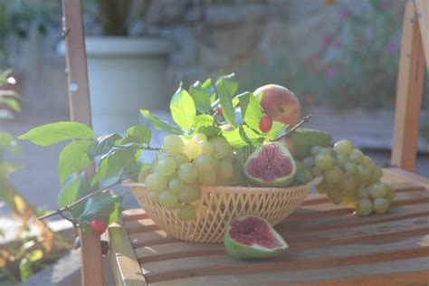 Cesto Di Frutta Uve Fichi Pesche E Pere In Un Cestello Fotografia