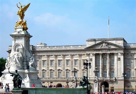 Buckingham Palace, London - United Kingdom - Tumblering Around The World