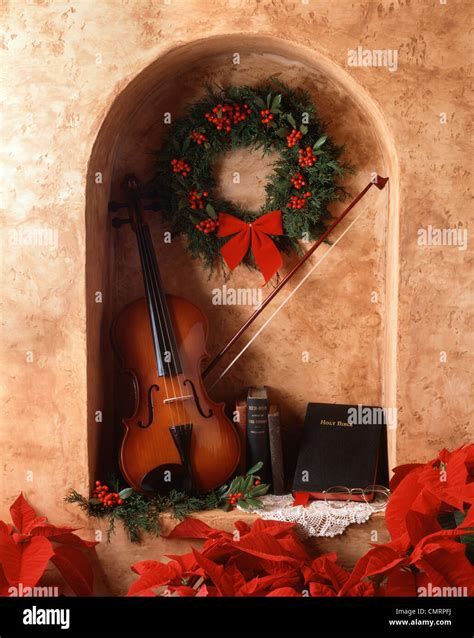 VIOLIN BOOKS BIBLE AND WREATH WITH POINTSETTIAS Stock Photo - Alamy