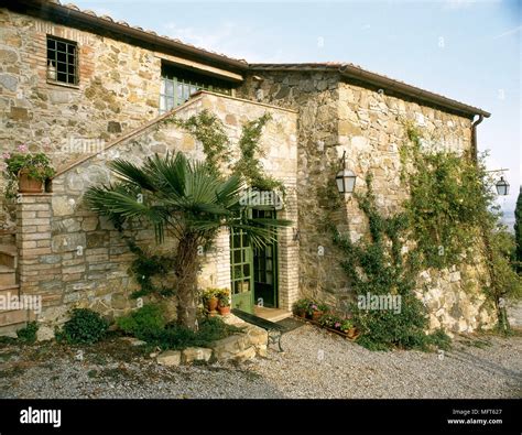 Exterior of rustic Italian villa with climbing plants Stock Photo - Alamy