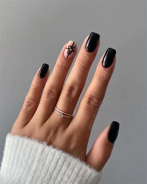 Simple Black Christmas Nails To Try This Holiday Season