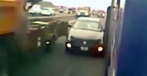 Reckless Driver Attempts To Overtake Lorry On Motorway But Slams On