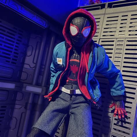 Hot Toys Explore the Spider-Verse - Spider-Man (Miles Morales)