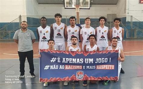 Atleta Da Equipe De Basquete De Cap O Bonito Atinge Recorde De Pontos