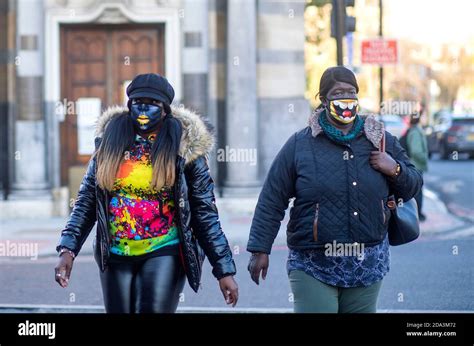 Lustige Masken Fotos Und Bildmaterial In Hoher Aufl Sung Alamy