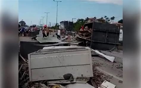 Carreta De Sucata Tomba Na Br E Interdita Totalmente A Rodovia Em