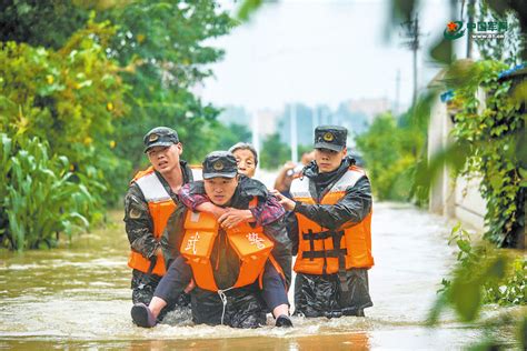 河南省南阳市多地出现强降雨，武警官兵迅速出动展开抢险救援 中国军网