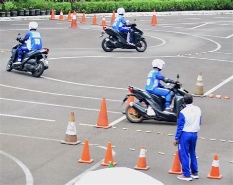 Kompetisi Cari Aman Riding Skill Wahana Safety Riding