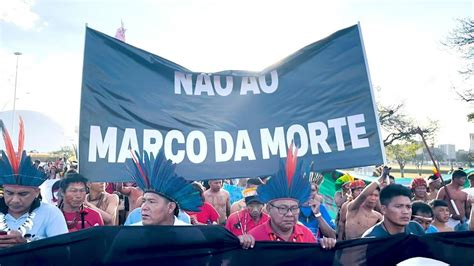 Indígenas marchan en Brasilia antes de juicio por el futuro de sus